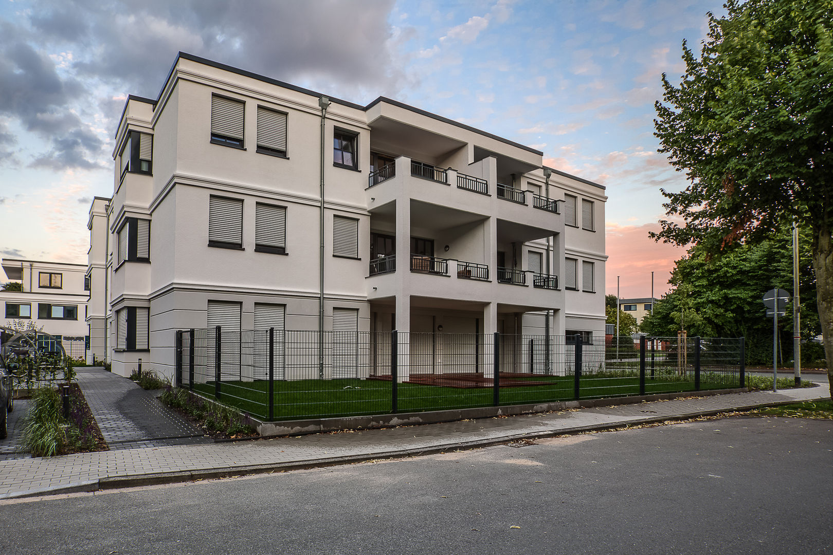 Seitenansicht Haus Richard mit 10 Wohneinheiten Architektur S+R Mehrfamilienhaus Wolke,Himmel,Gebäude,Fenster,Anlage,Leuchte,Baum,Grundstück,Urban design,Nachbarschaft