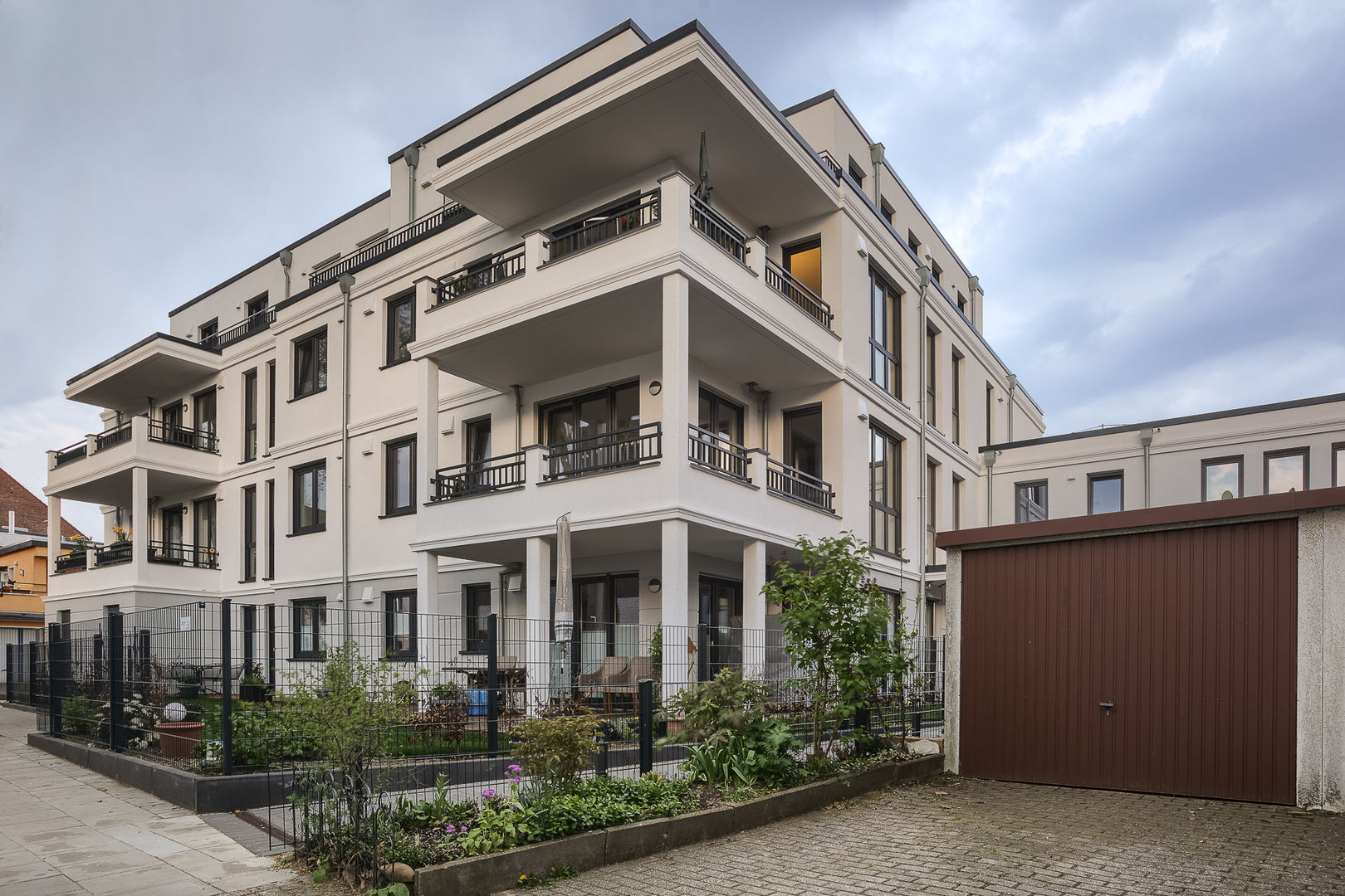 Straßenansicht Architektur S+R Moderne Häuser Anlage,Himmel,Gebäude,Wolke,Eigentum,Fenster,Urban design,Haus,Grundstück,Eigentumswohnung