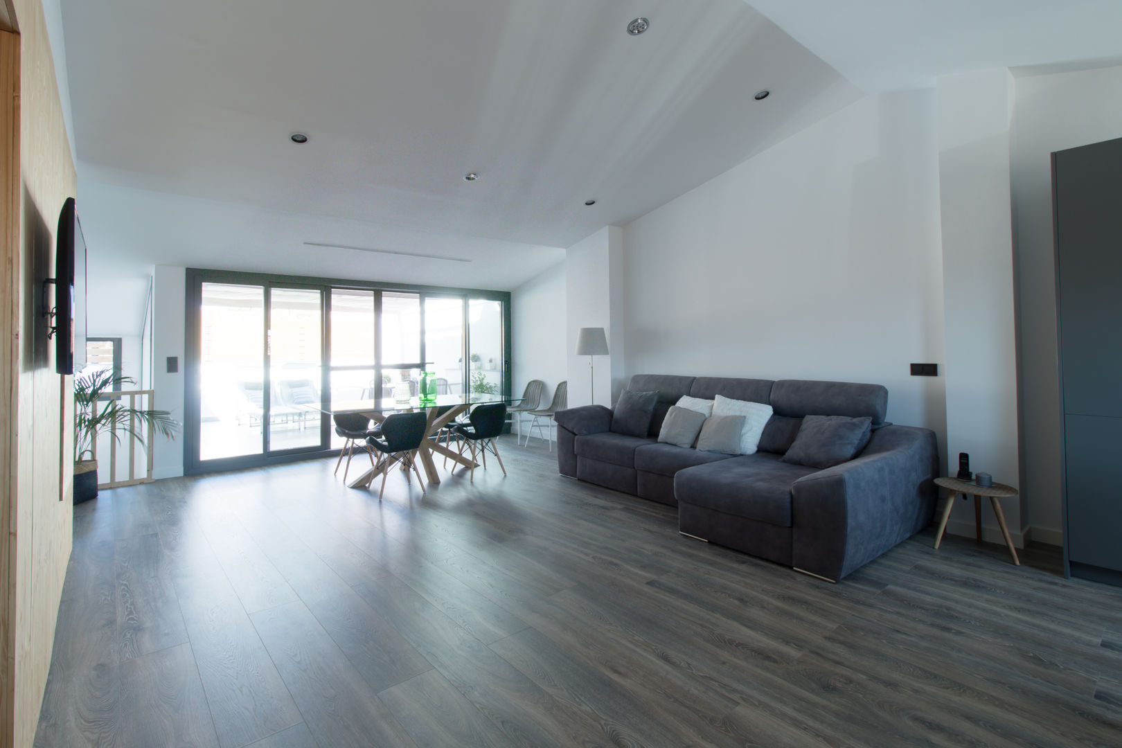 Vista del salón y comedor mesquearquitectura Salas de estilo escandinavo Madera Acabado en madera