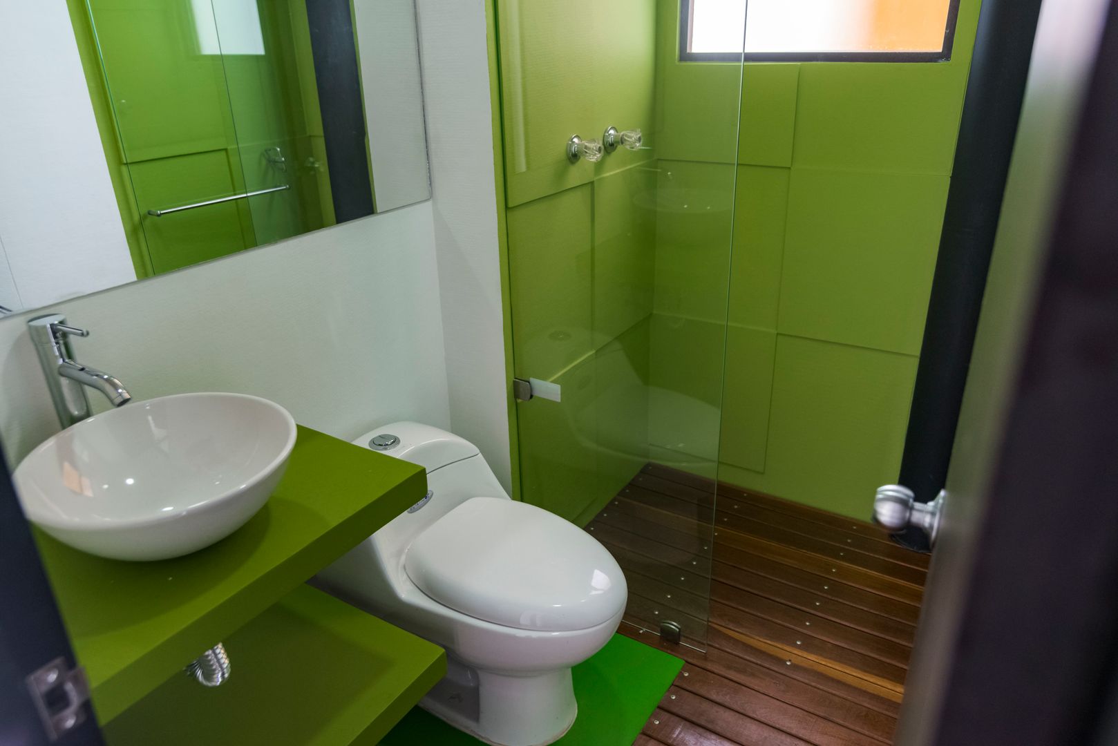 Diseño y restauración de baños Camacho Estudio de Arquitectura Baños de estilo moderno Compuestos de madera y plástico baño,baños,madera,vidrio,superboard,ducha,color