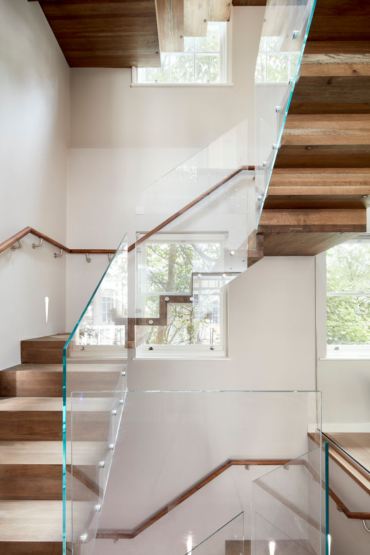 Minimalist stairs Urbanist Architecture Escaleras Madera Acabado en madera wooden stairs,glass,modern,hallway