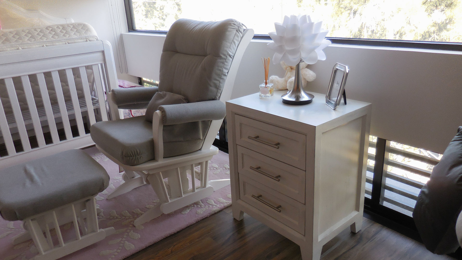 El estilo clásico del mueble adaptado a un espacio para bebés Espacio M Recámaras para bebés Madera Acabado en madera muebles,bebes,buró,mecedora,lámpara,blanco,recámara,espacio m
