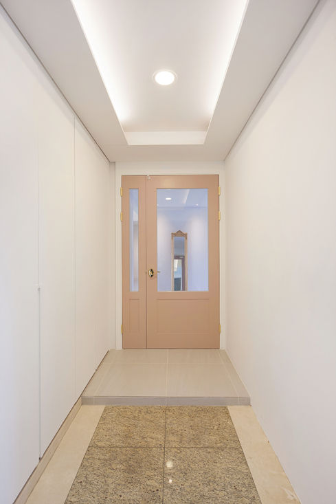 현대적인 고전미가 묻어나는 50평 아파트 인테리어 : 용인 수지구 대우 푸르지오, BK Design Studio BK Design Studio ทางเดินสไตล์คลาสสิกห้องโถงและบันได