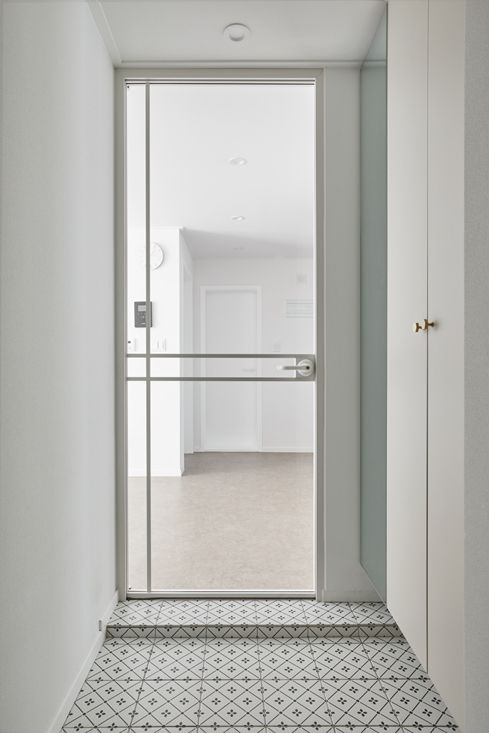 북유럽 풍 신혼집 인테리어 공간, 22평 작은 평수의 아파트 인테리어, BK Design Studio BK Design Studio Scandinavian style corridor, hallway& stairs