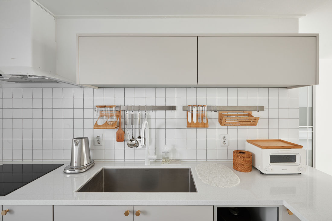 북유럽 풍 신혼집 인테리어 공간, 22평 작은 평수의 아파트 인테리어, BK Design Studio BK Design Studio Scandinavian style kitchen