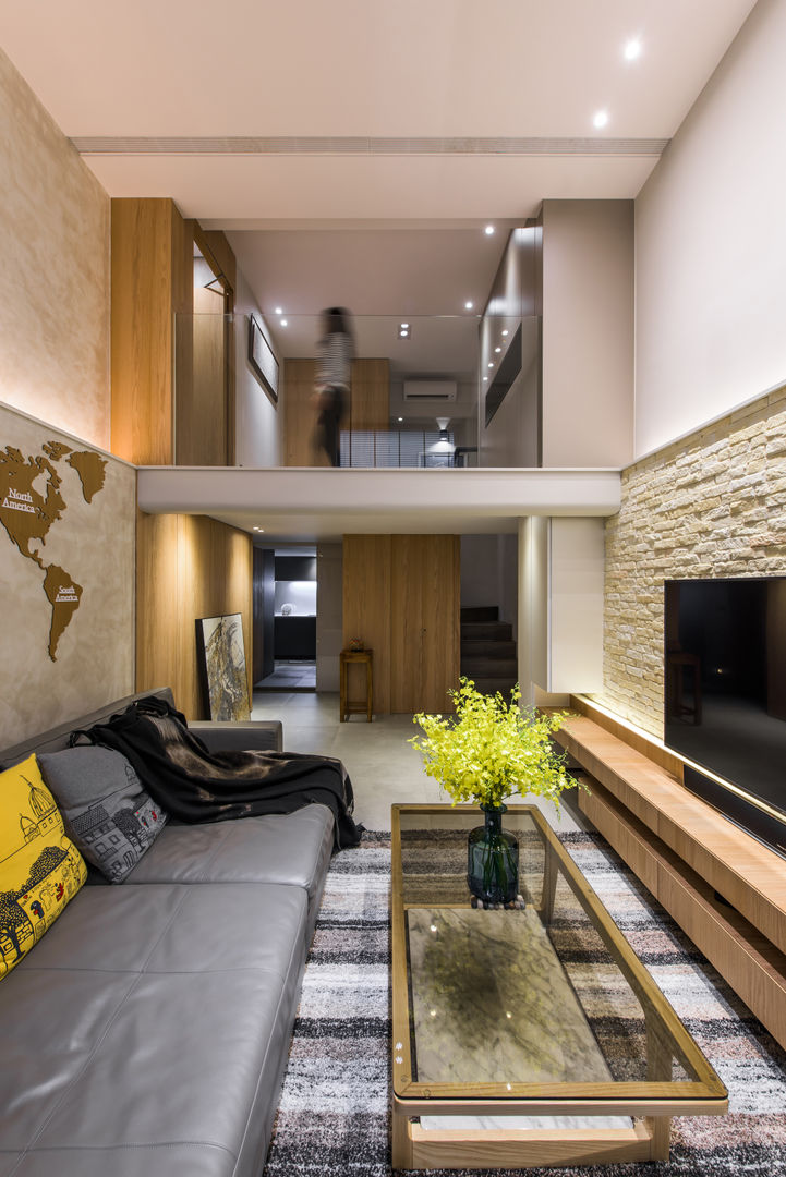 從二樓也可以看到客廳的動態 竹村空間 Zhucun Design 现代客厅設計點子、靈感 & 圖片