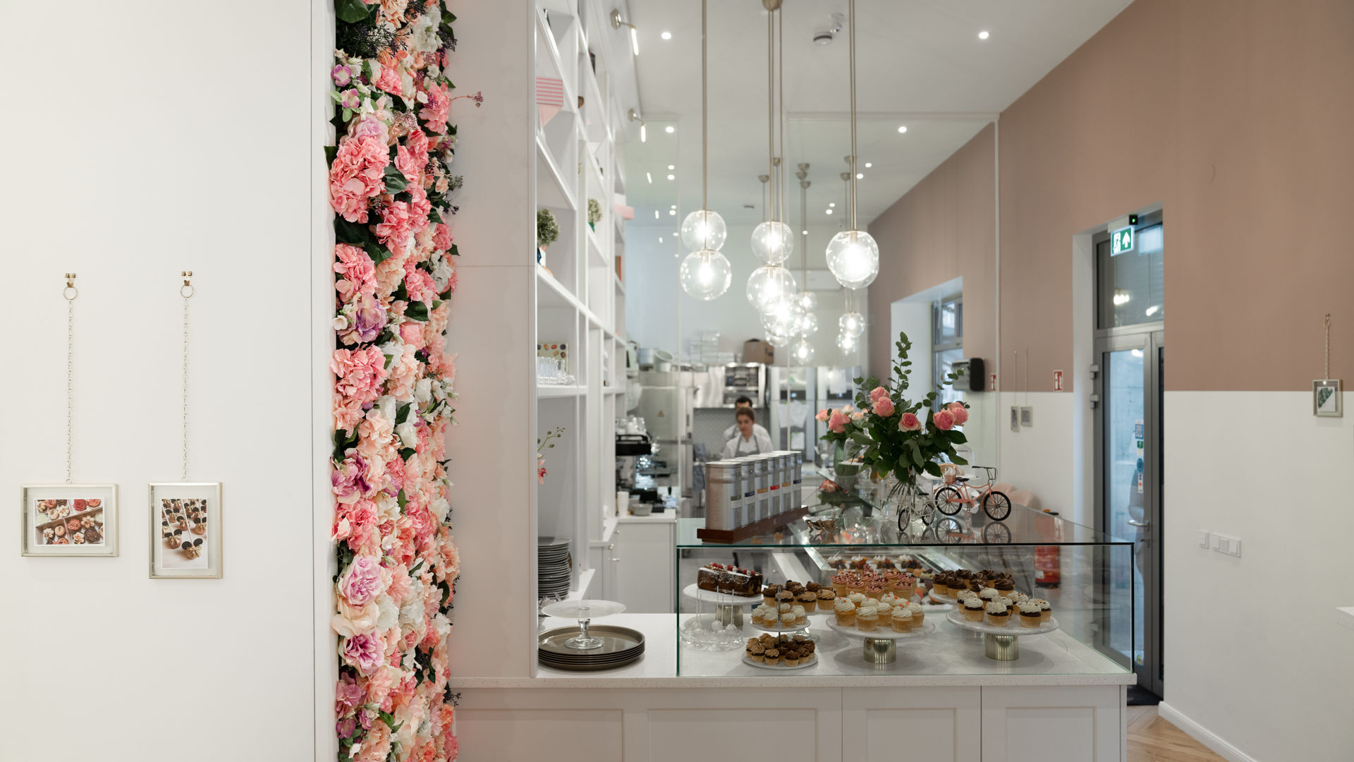 Classy Cupcake Store, Ivy's Design - Interior Designer aus Berlin Ivy's Design - Interior Designer aus Berlin Spazi commerciali Plastica Gastronomia