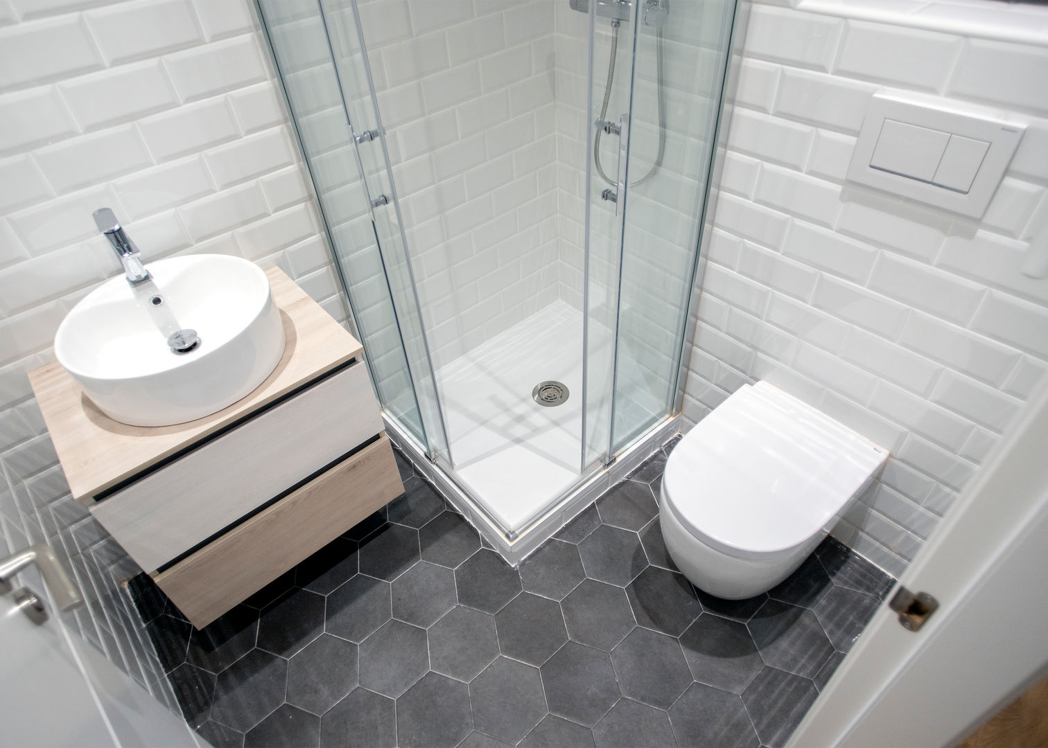 Reforma integral en vivienda de calle Bailén de Barcelona , Grupo Inventia Grupo Inventia Modern bathroom Tiles