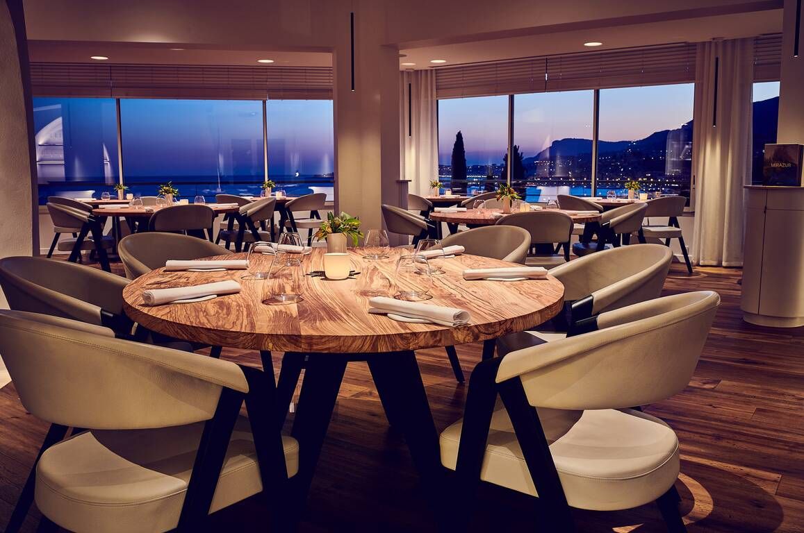 An exceptional place with furniture at the height of this magnificent decor Imagine Outlet Modern dining room Wood Wood effect Tables