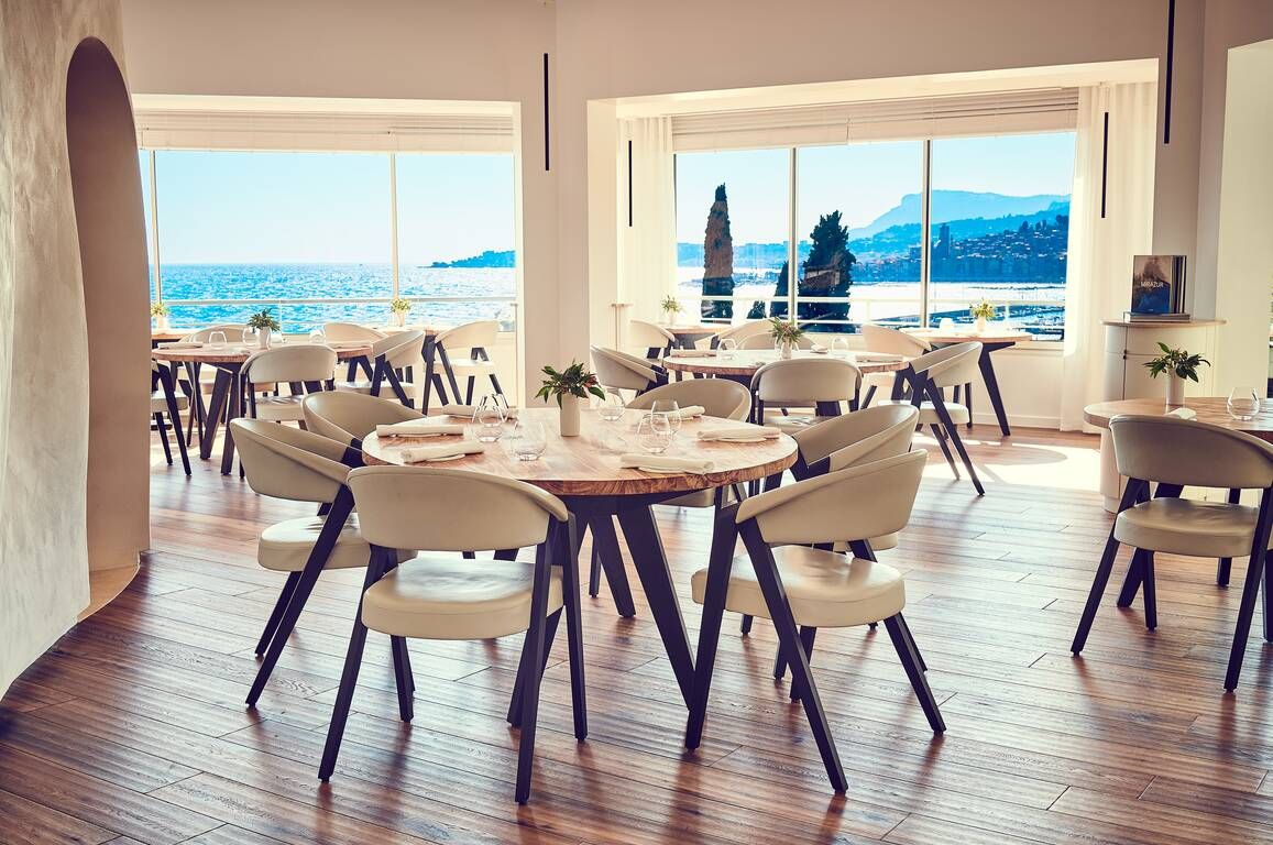 An idyllic setting and unique furniture to accompany a meal from another planet Imagine Outlet Salas de jantar modernas Madeira Efeito de madeira Cadeiras e bancos