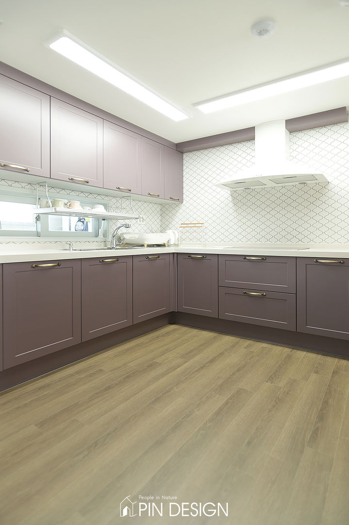 바이올렛의 우아함과 클래식한 가구들의 조합-우장산힐스테이트39평, 핀디자인(PIN:D) 핀디자인(PIN:D) Classic style kitchen