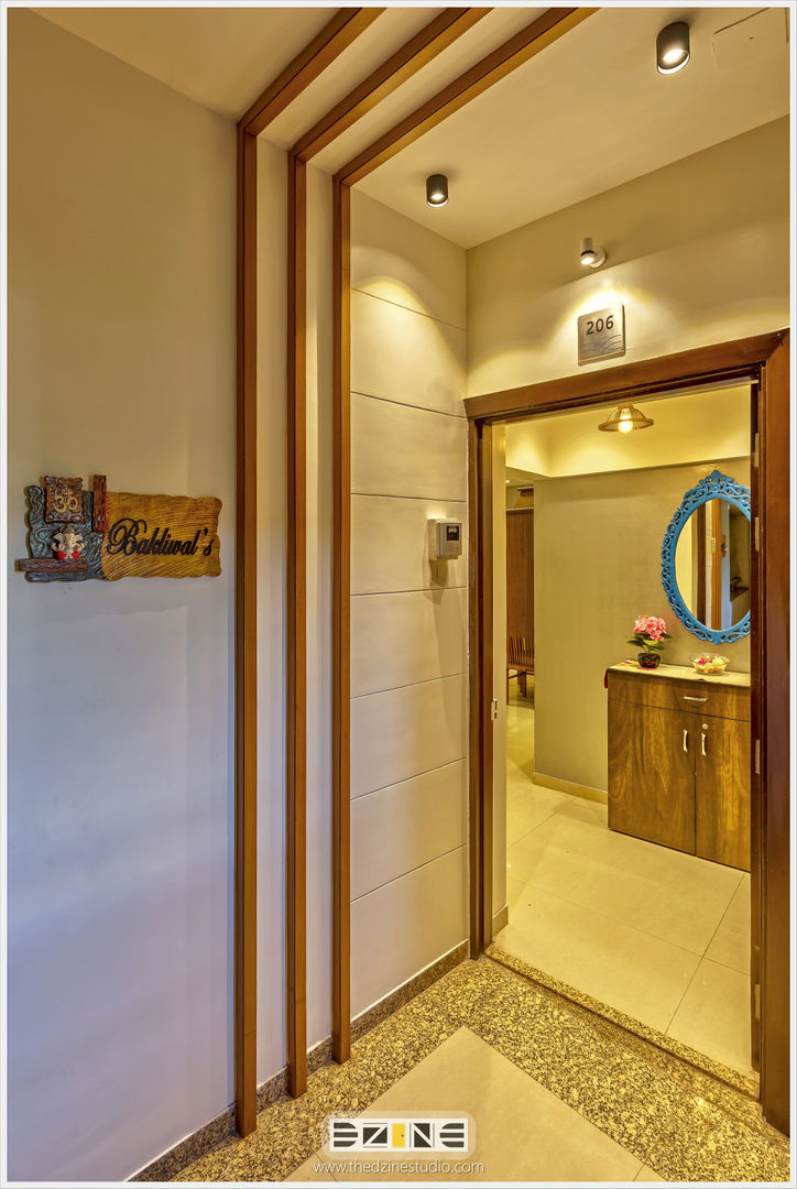 2BHK apartment in Pune , The D'zine Studio The D'zine Studio 미니멀리스트 복도, 현관 & 계단 조명