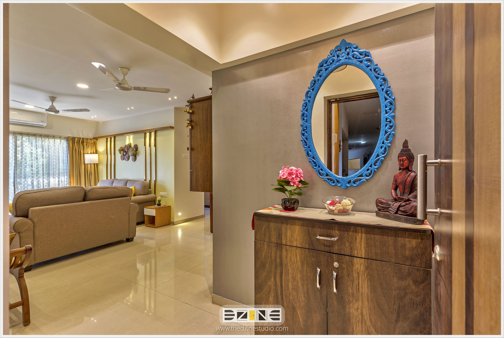 2BHK apartment in Pune , The D'zine Studio The D'zine Studio Minimalist corridor, hallway & stairs Accessories & decoration
