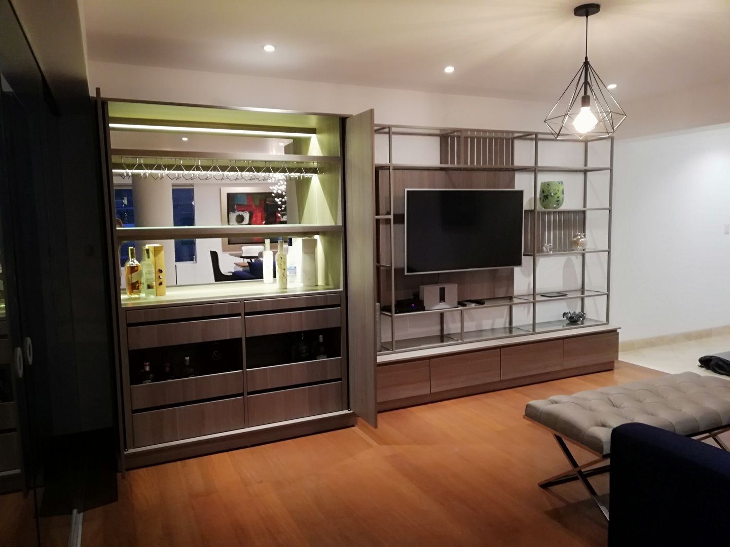 Diseño Departamento EA, Alicia Ibáñez Interior Design Alicia Ibáñez Interior Design Modern living room آئرن / اسٹیل TV stands & cabinets