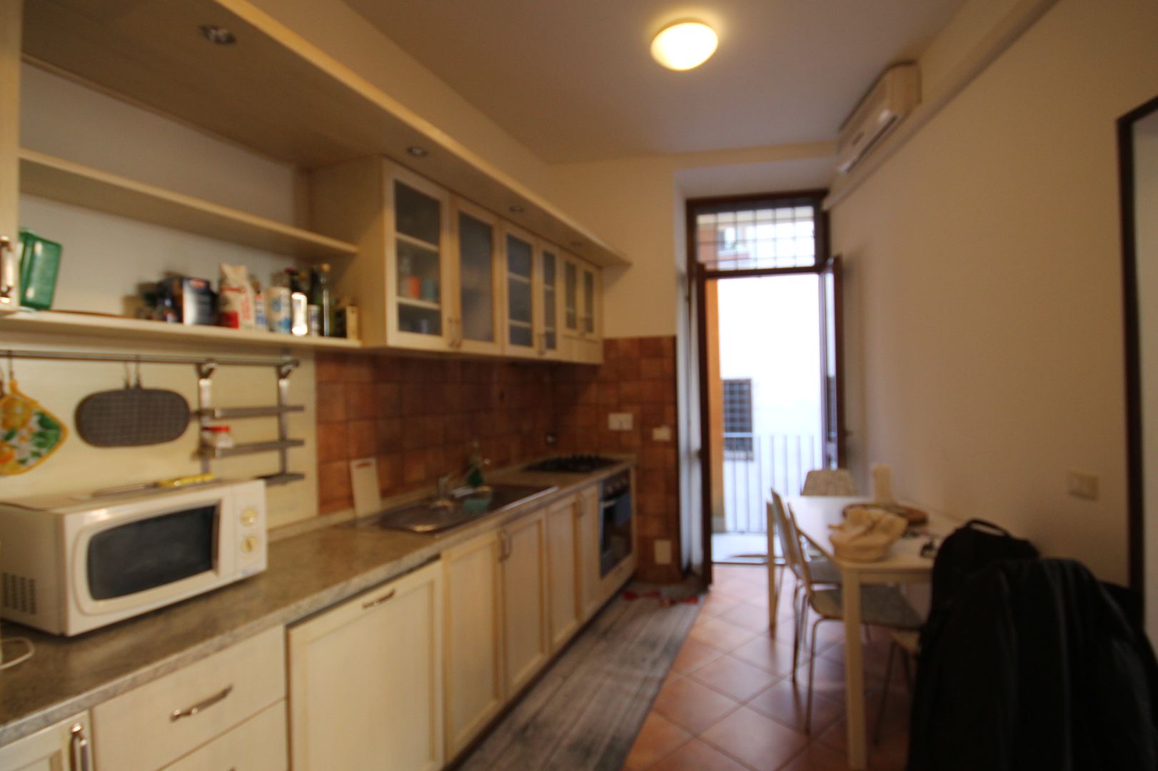 Relooking appartamento in Ghetto Ebraico a Roma, Creattiva Home ReDesigner - Consulente d'immagine immobiliare Creattiva Home ReDesigner - Consulente d'immagine immobiliare 모던스타일 주방
