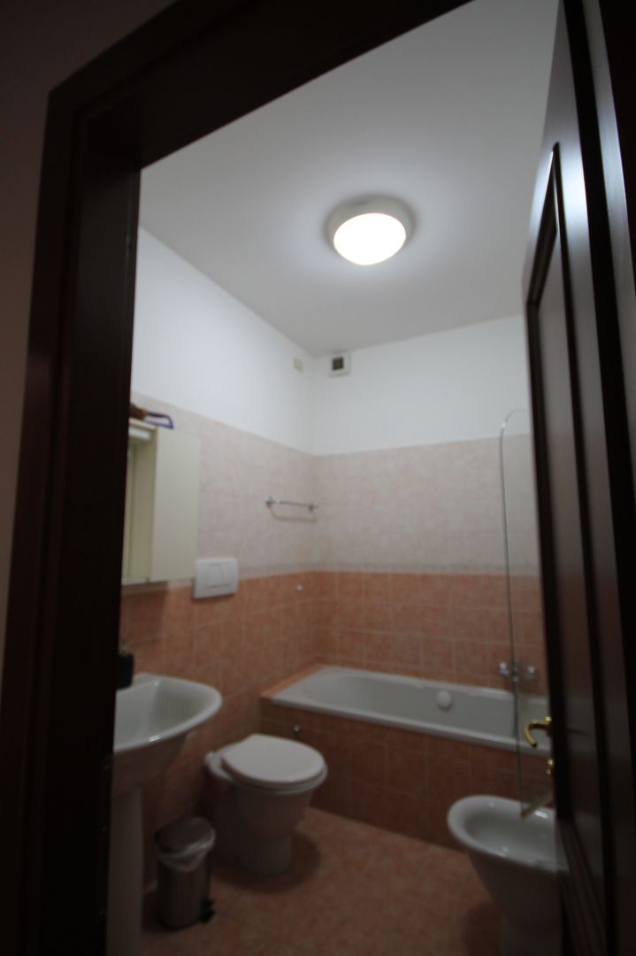 Relooking appartamento in Ghetto Ebraico a Roma, Creattiva Home ReDesigner - Consulente d'immagine immobiliare Creattiva Home ReDesigner - Consulente d'immagine immobiliare حمام