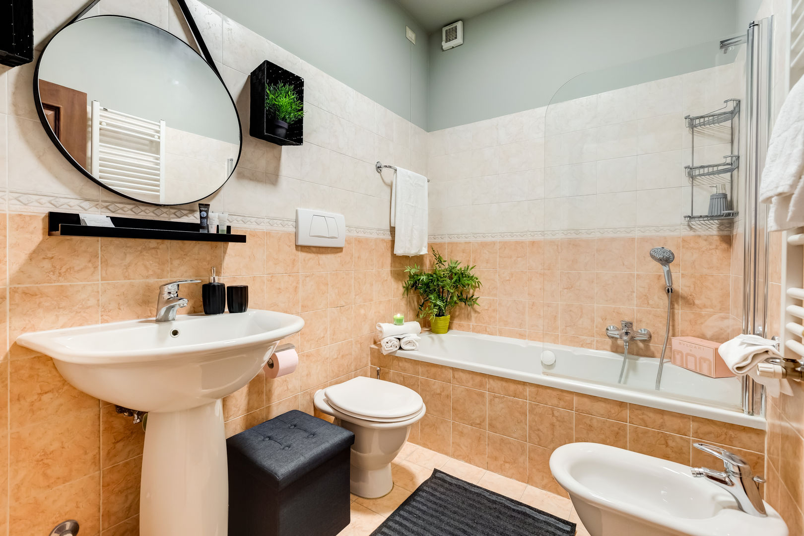 Relooking appartamento in Ghetto Ebraico a Roma, Creattiva Home ReDesigner - Consulente d'immagine immobiliare Creattiva Home ReDesigner - Consulente d'immagine immobiliare Modern Bathroom