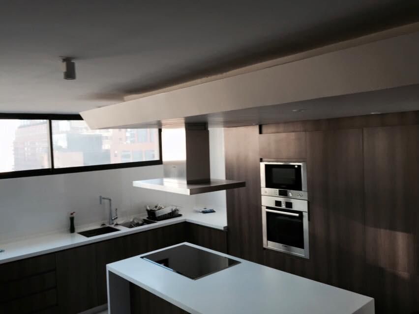 Remodelación de Cocina en Santiago, AUTANA estudio AUTANA estudio Built-in kitchens لکڑی پلاسٹک جامع