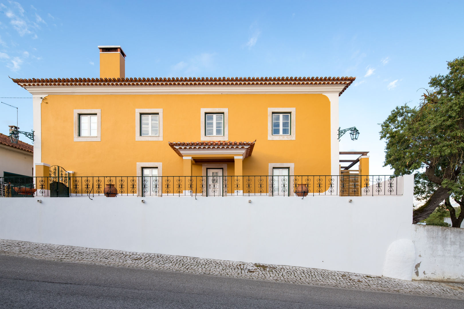 Reconstrução de moradia antiga, Atelier d'Maison Atelier d'Maison Casas modernas