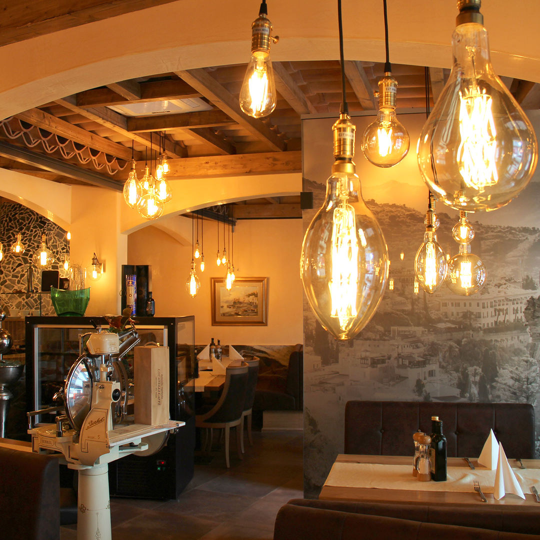 Vintage-lampe dekorativ im restaurant, warmes glühbirnenlicht