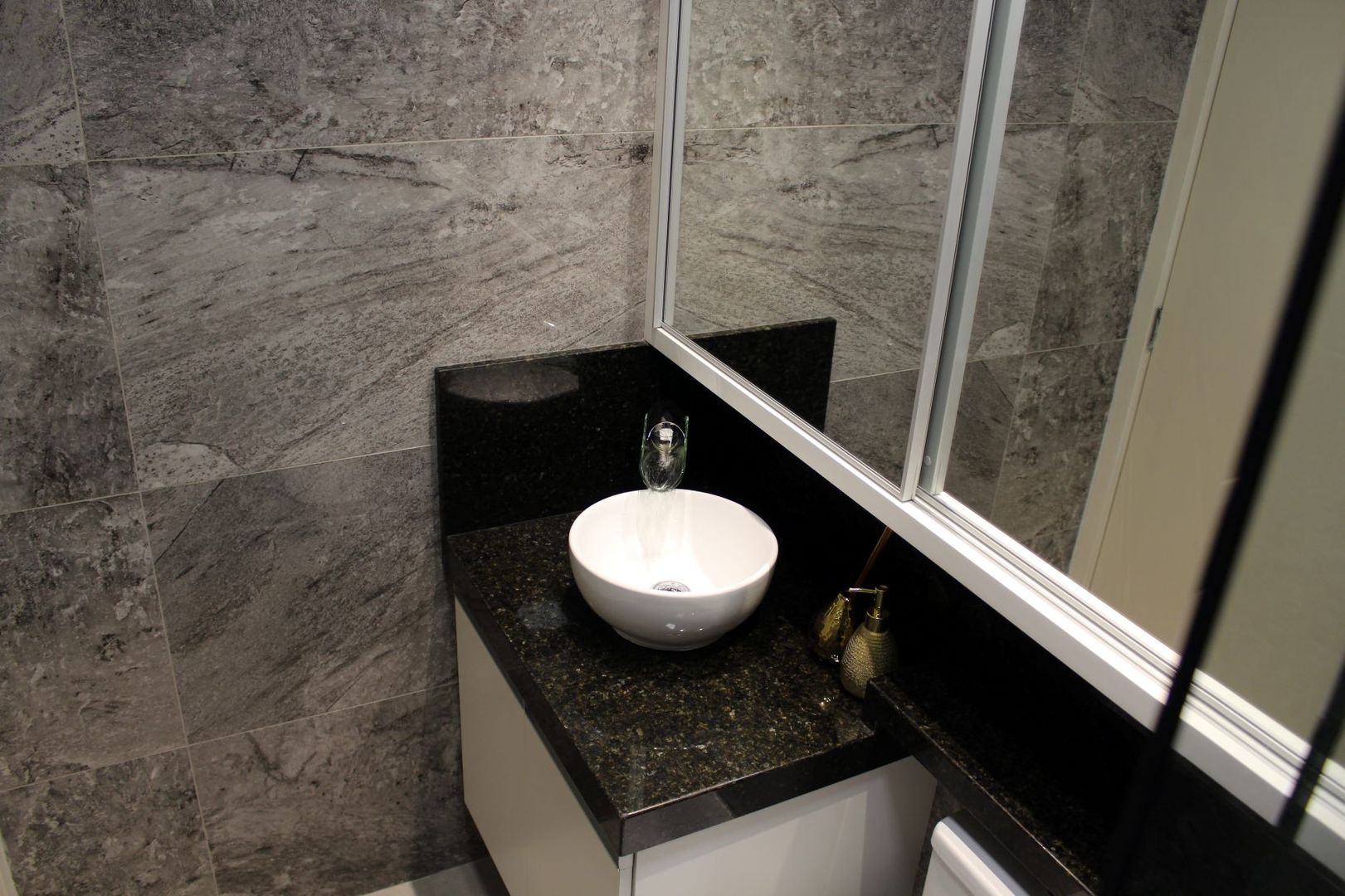 Projeto Apartamento Moderno executado do inicio ao fim - Predomínio do branco, preto e cinza, com muito charme e aconchego! Show de Luzes!, Tiede Arquitetos Tiede Arquitetos Modern bathroom گرینائٹ