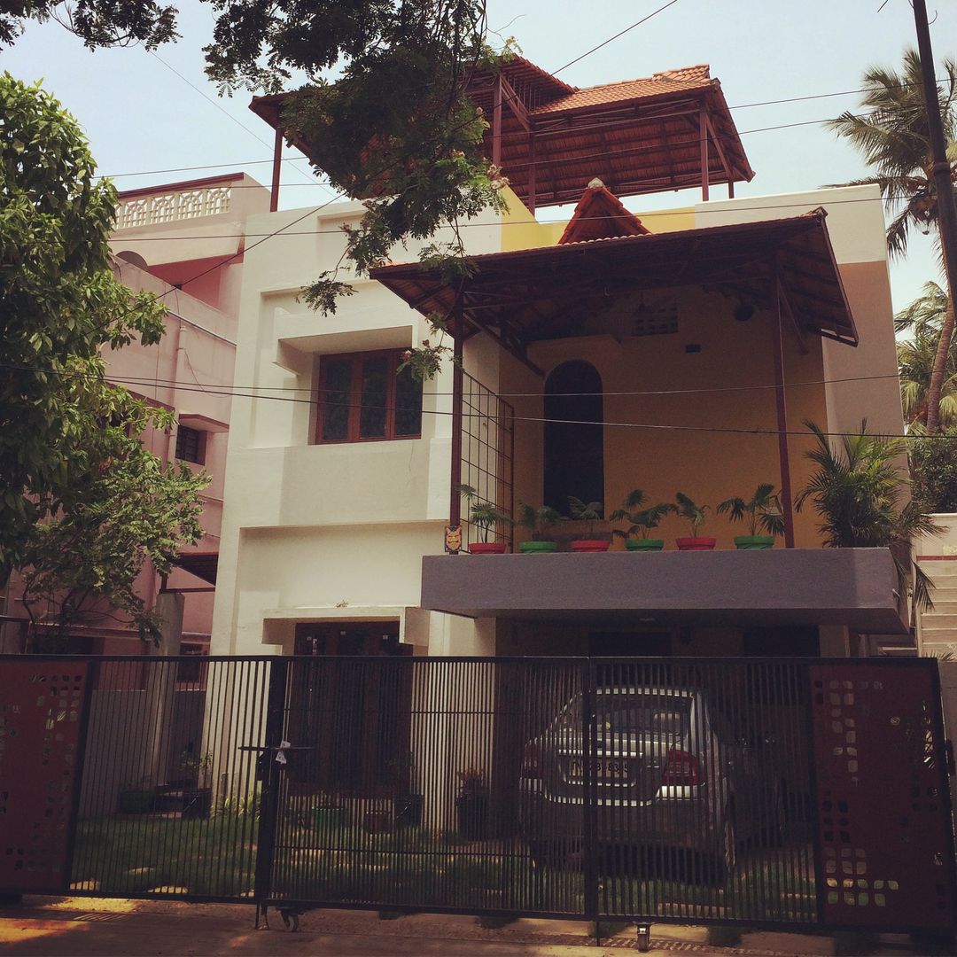 Mrs. Rajalakshmi Ramakrishnan residence, The Yellow Ink Studio The Yellow Ink Studio Дома в классическом стиле