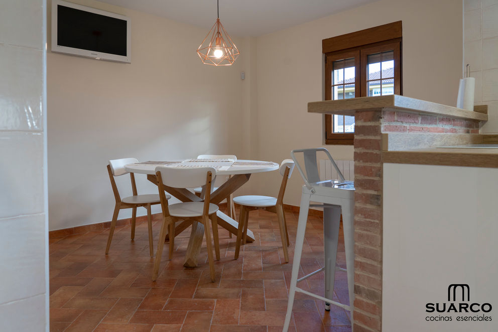 Cocina Blanca con zona comedor y voladizo en dekton Valterra, Suarco Suarco Cuisine intégrée