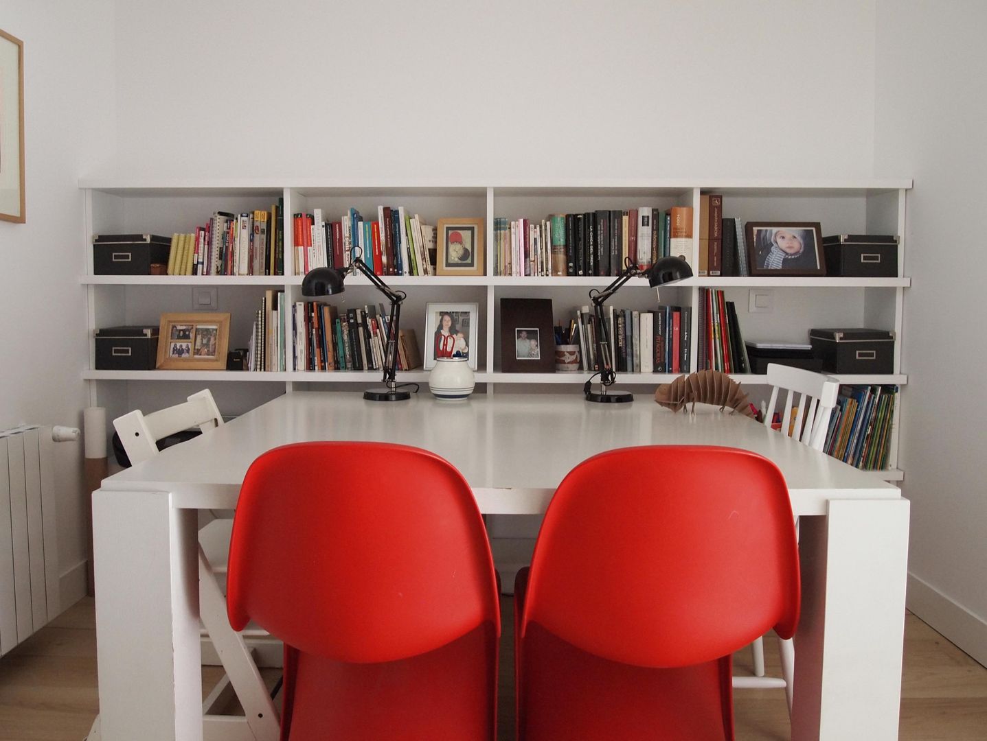 Estudio blanco y rojo Reformmia Estudios y despachos de estilo moderno sillas Panton rojas,estudio minimalista,estantería a medida