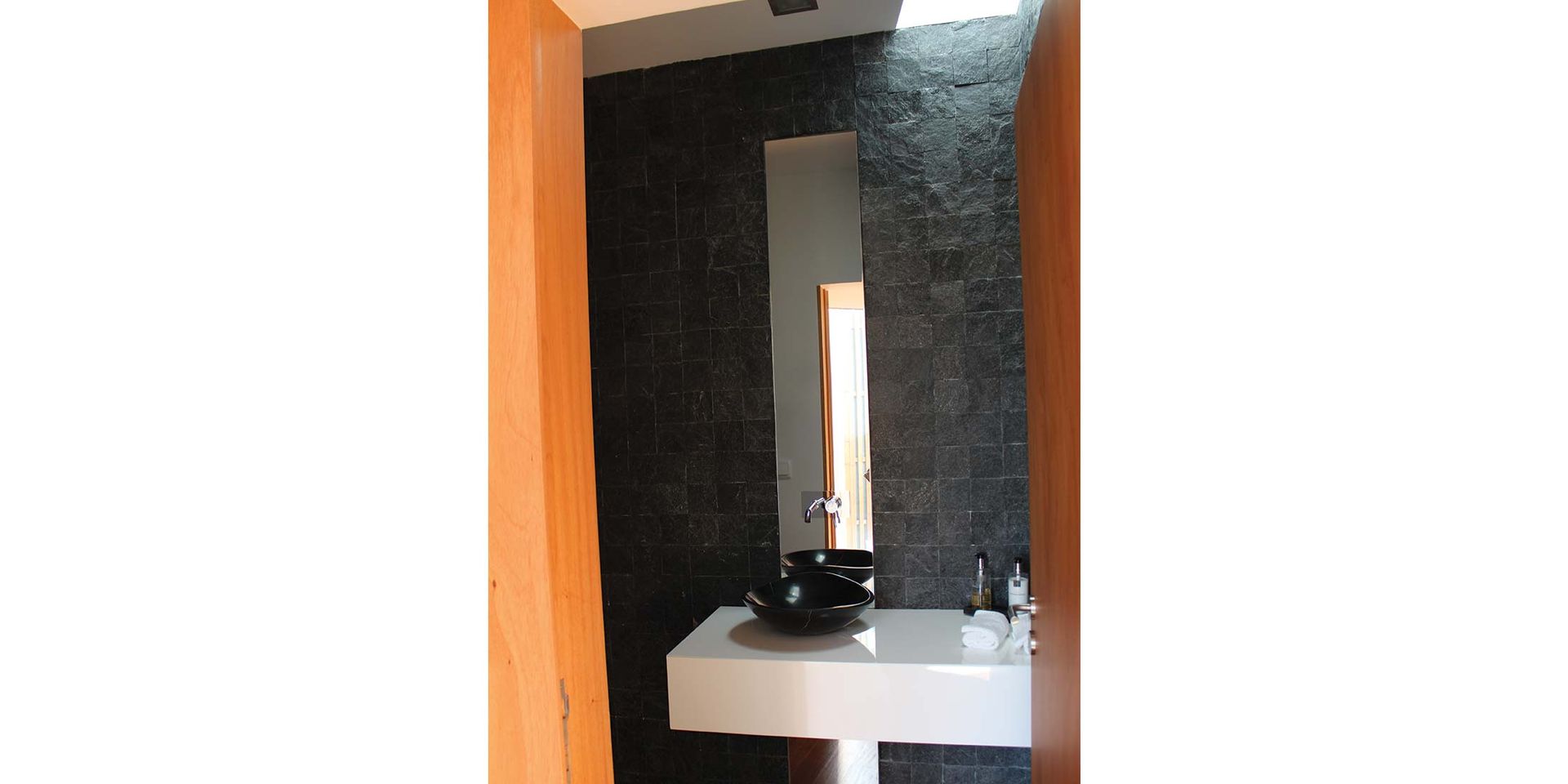 Casa de Banho de Serviço OBRA ATELIER - Arquitetura & Interiores Banheiros modernos Cerâmica