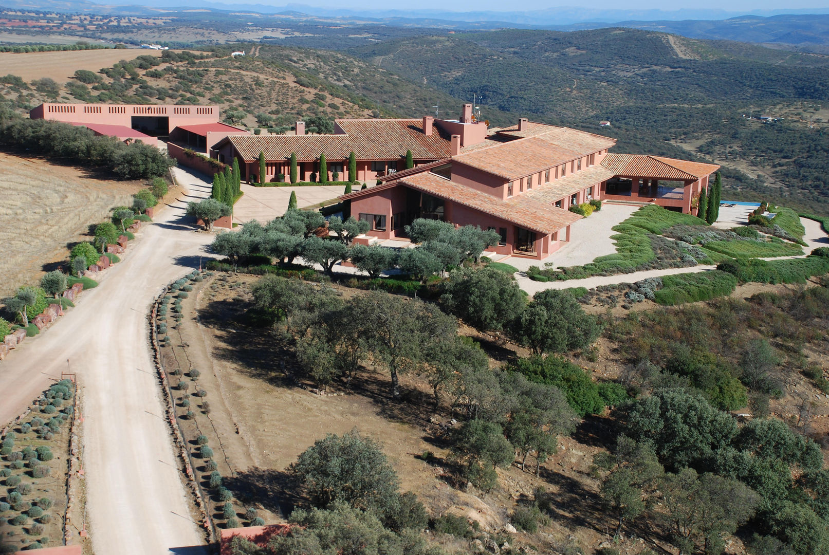 Vista aérea de casa rural, arquitectura en Castilla La Mancha - arquitectura para la felicidad Otto Medem Arquitecto vanguardista en Madrid Casas de campo