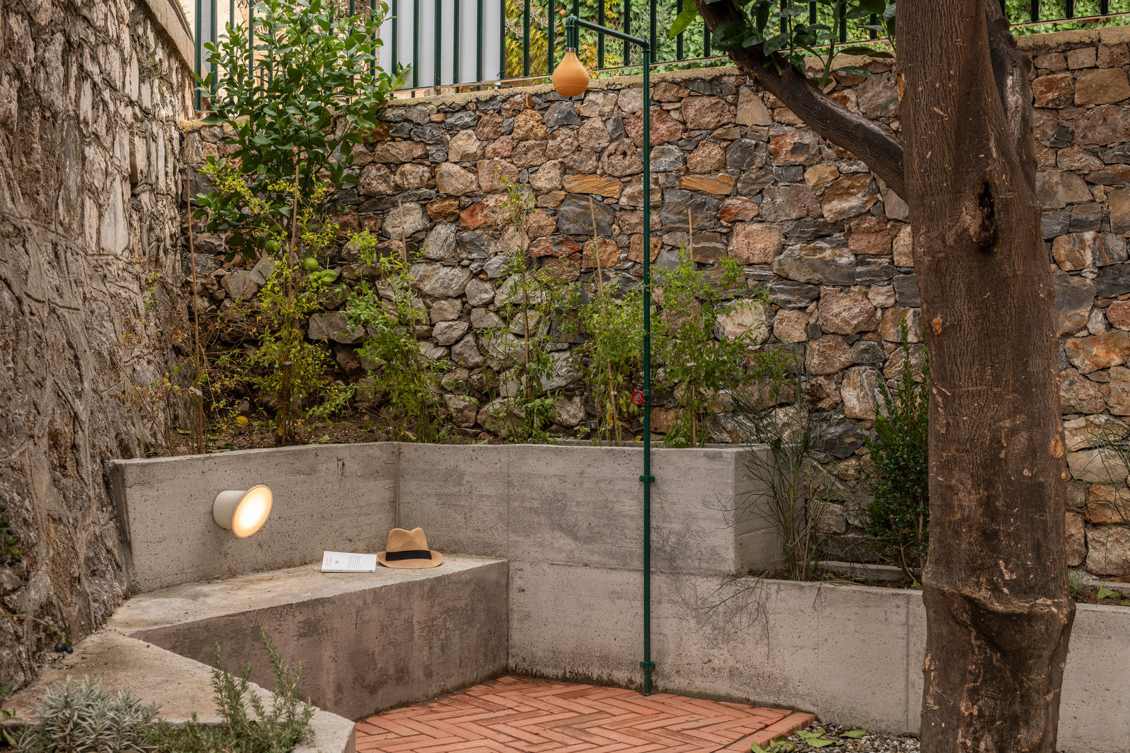 CASA AL MARE CON CORTILE, Cristina Meschi Architetto Cristina Meschi Architetto Giardino minimalista giardino,cortile,doccia esterna,illuminazione,luci esterno,listelli cotto,cemento a vista