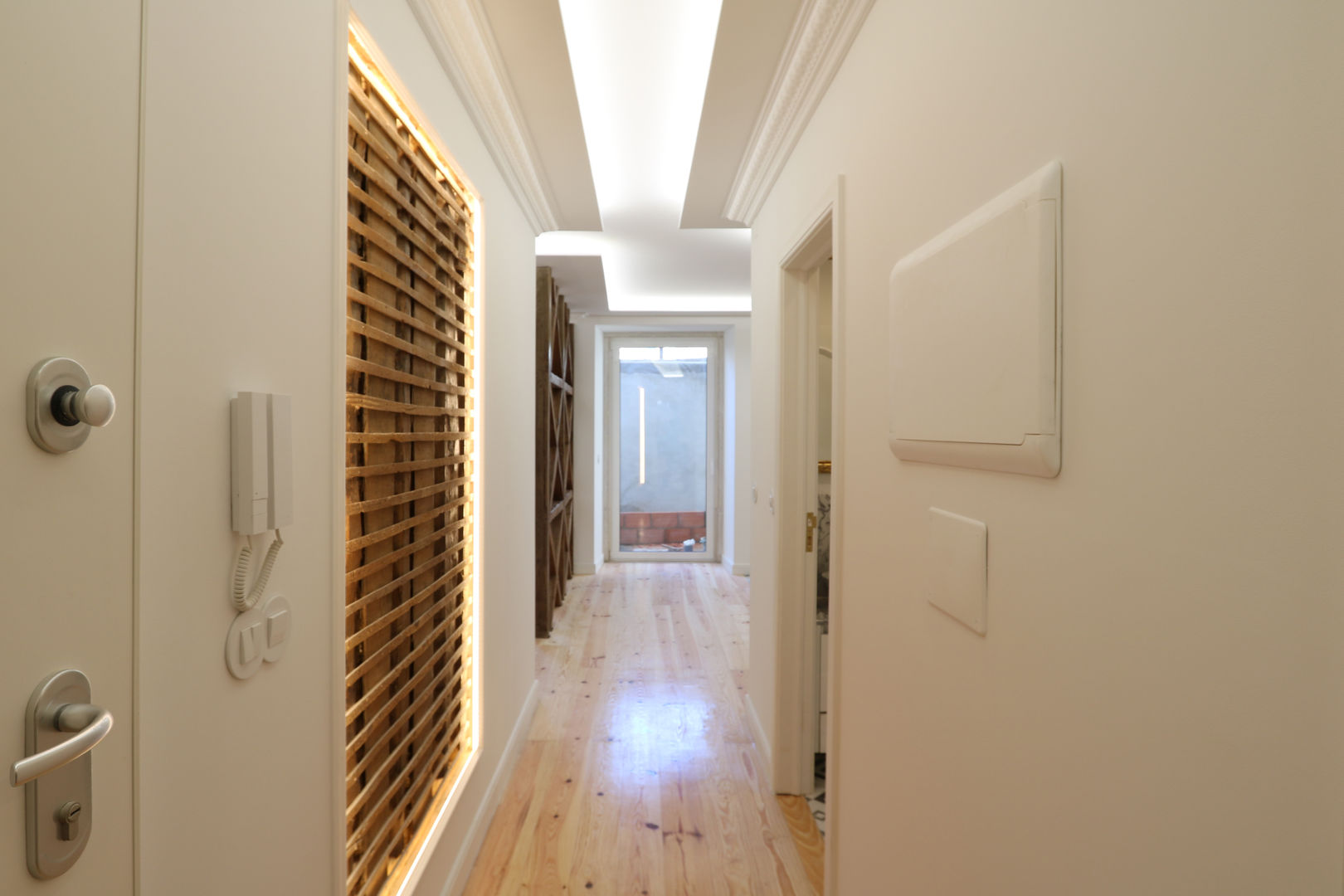 Apartamento estilo eclético no centro de Lisboa, Lisbon Heritage Lisbon Heritage Eclectic corridor, hallway & stairs