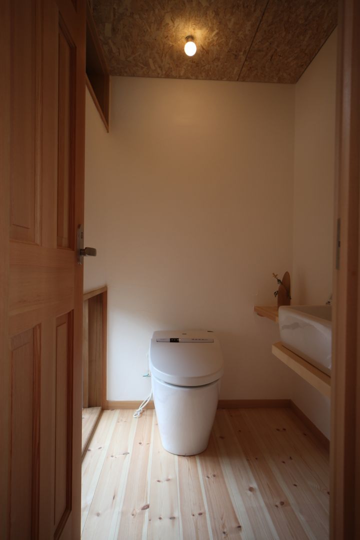 トイレ 株式会社高野設計工房 北欧スタイルの お風呂・バスルーム