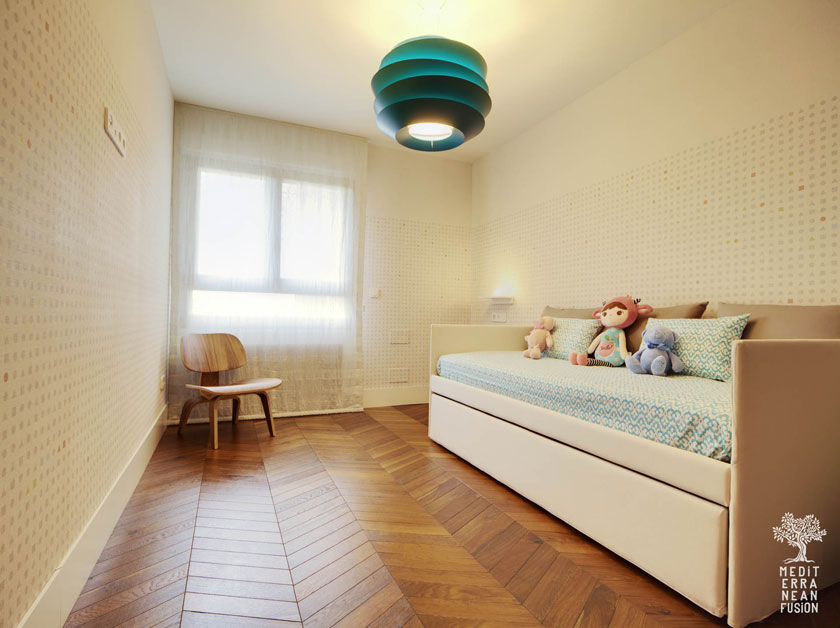 Proyecto de reforma integral, interiorismo y decoración de amplia vivienda en Valladolid, MEDITERRANEAN FUSION S.L. MEDITERRANEAN FUSION S.L. Nursery/kid’s room Lighting