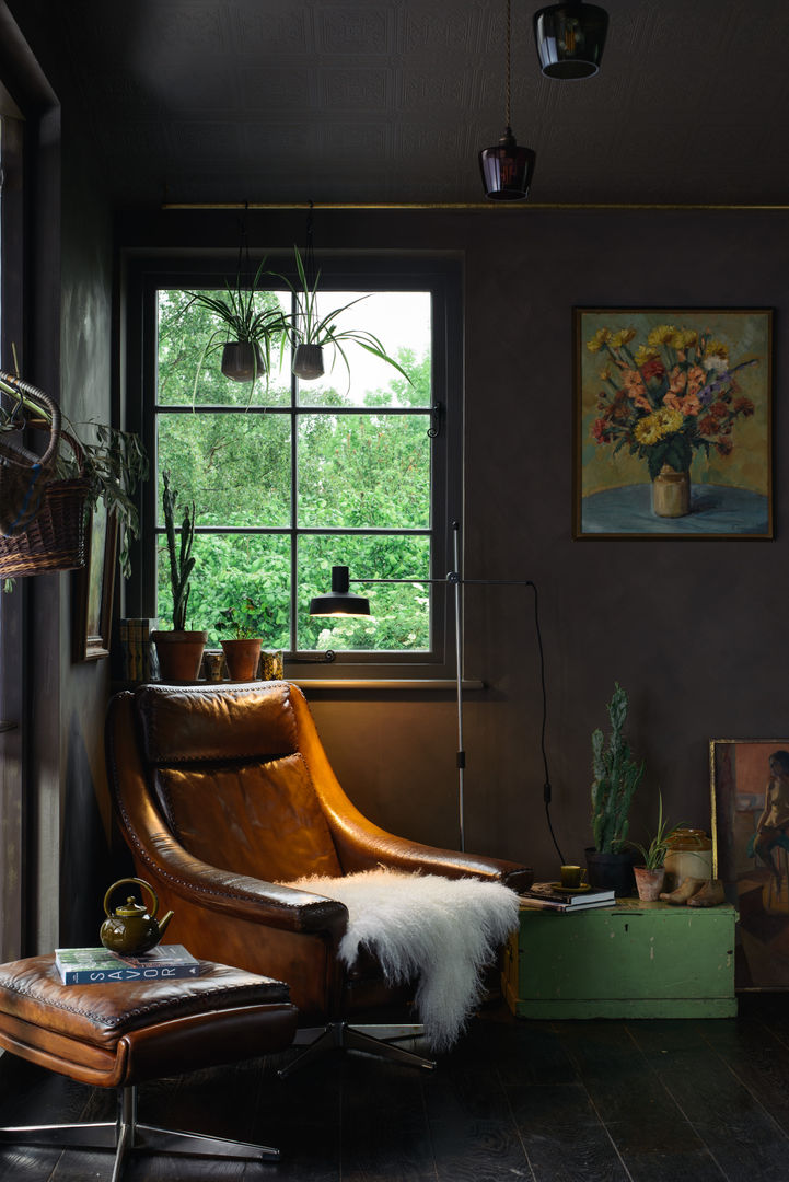 The Cotes Mill Haberdasher's Showroom deVOL Kitchens Nhà bếp phong cách kinh điển Than củi Multicolored leather chair,vintage chair,vintage interiors,retro chair,retro