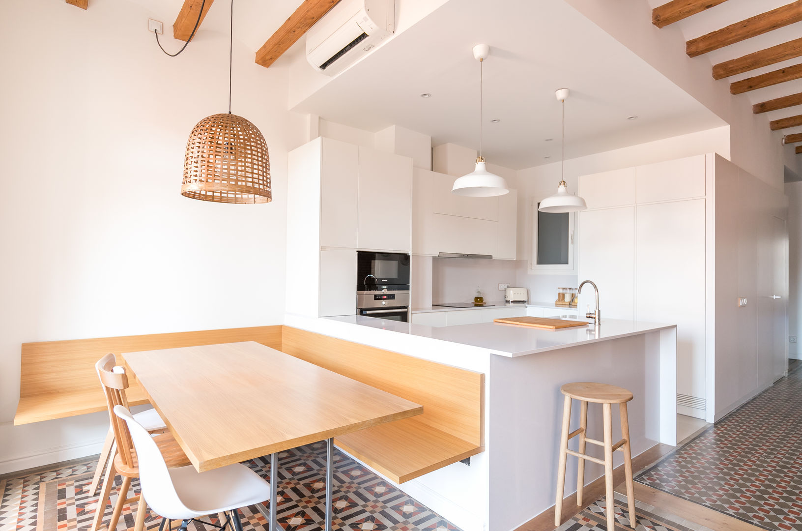 Córcega Piedra Papel Tijera Interiorismo Cocinas de estilo escandinavo Mesa,Muebles,Propiedad,Encimera,Ebanistería,Madera,naranja,Diseño de interiores,Cocina,Silla