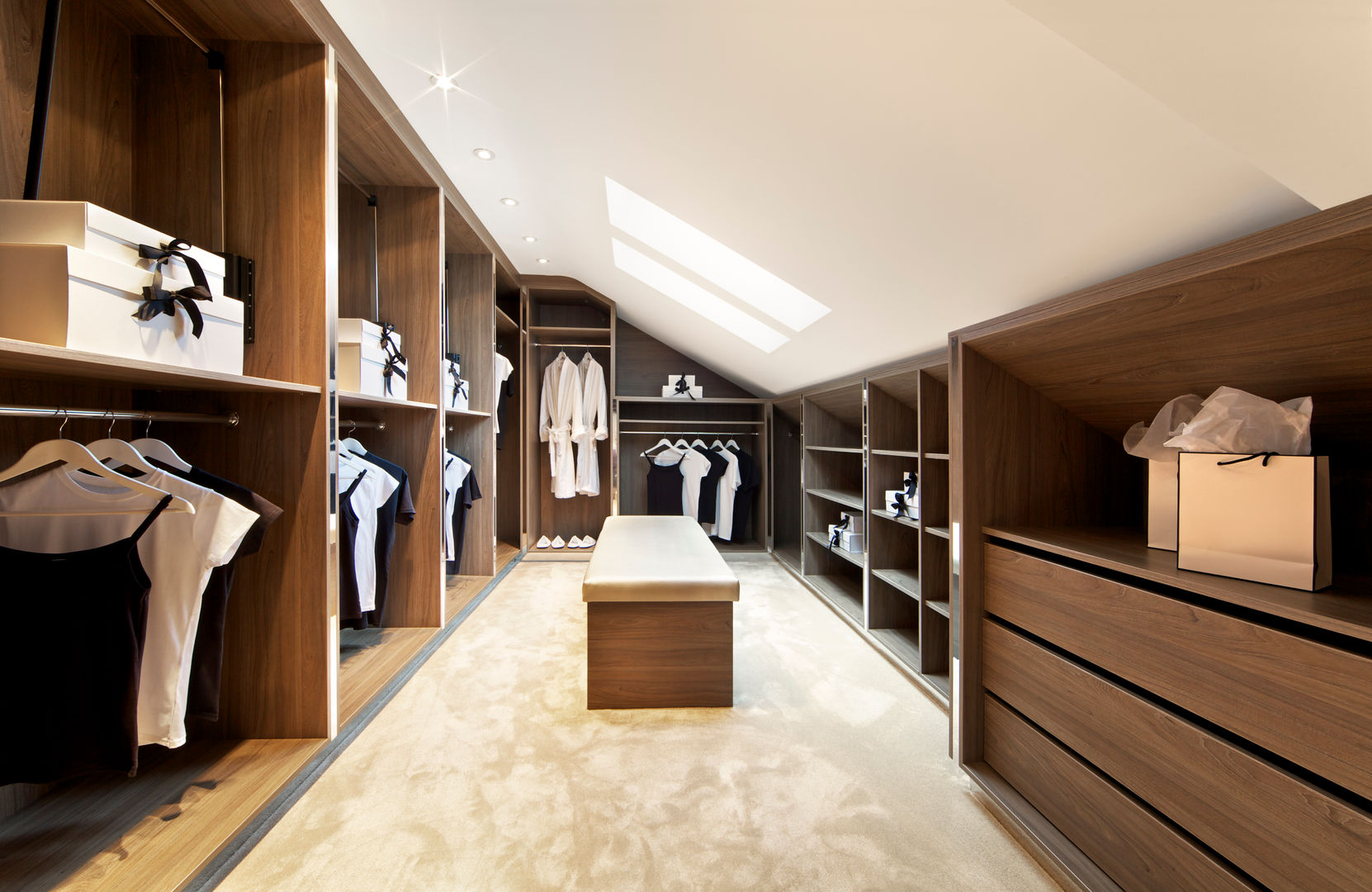 Custom Loft Walk in Wardrobes London Metro Wardrobes London 모던스타일 침실 옷장 & 벽장