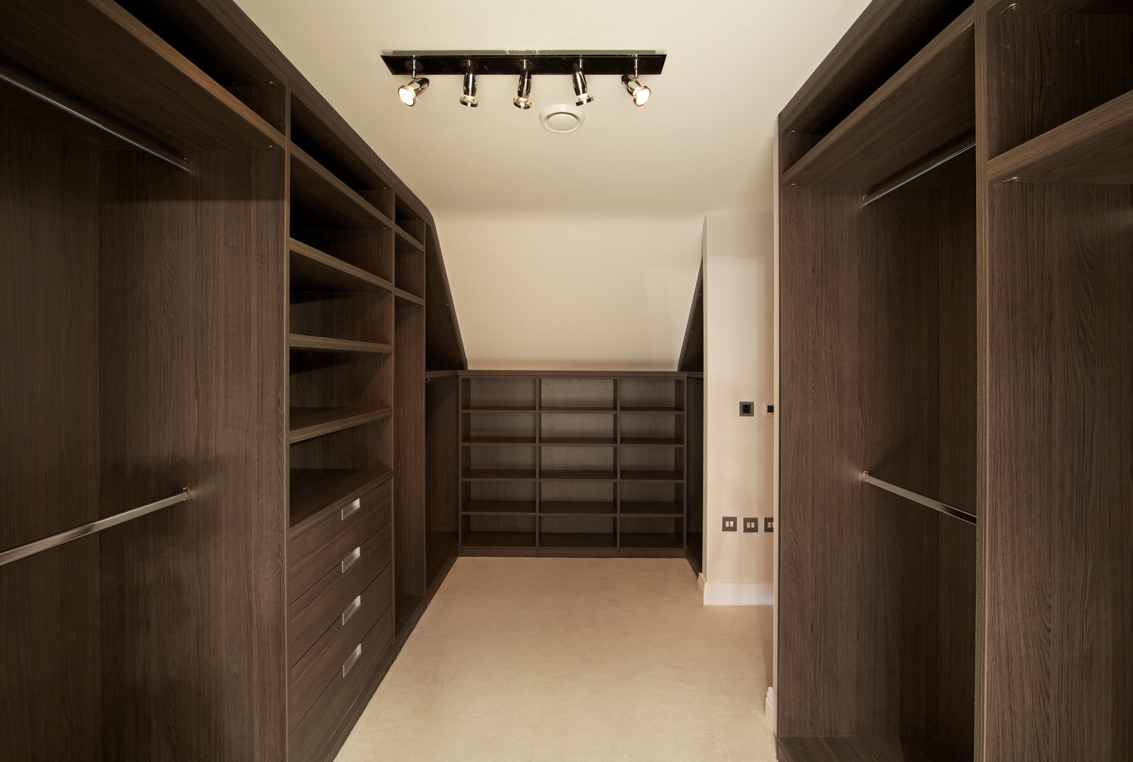 Walk in Wardrobes Loft Conversions London Metro Wardrobes London Dormitorios de estilo moderno Clósets y cómodas