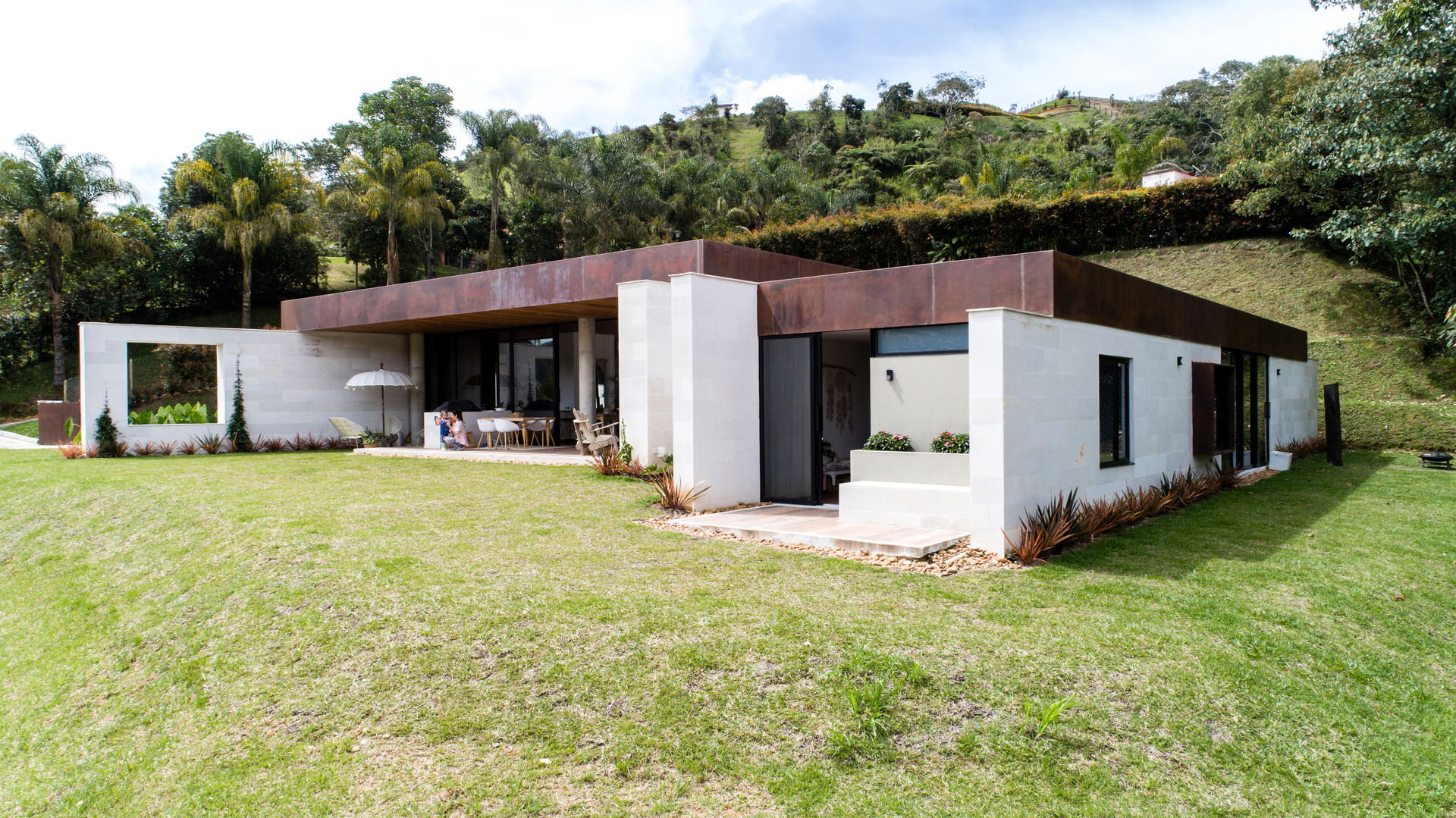 CASA ENTREMUROS, BASSICO ARQUITECTOS BASSICO ARQUITECTOS Modern houses