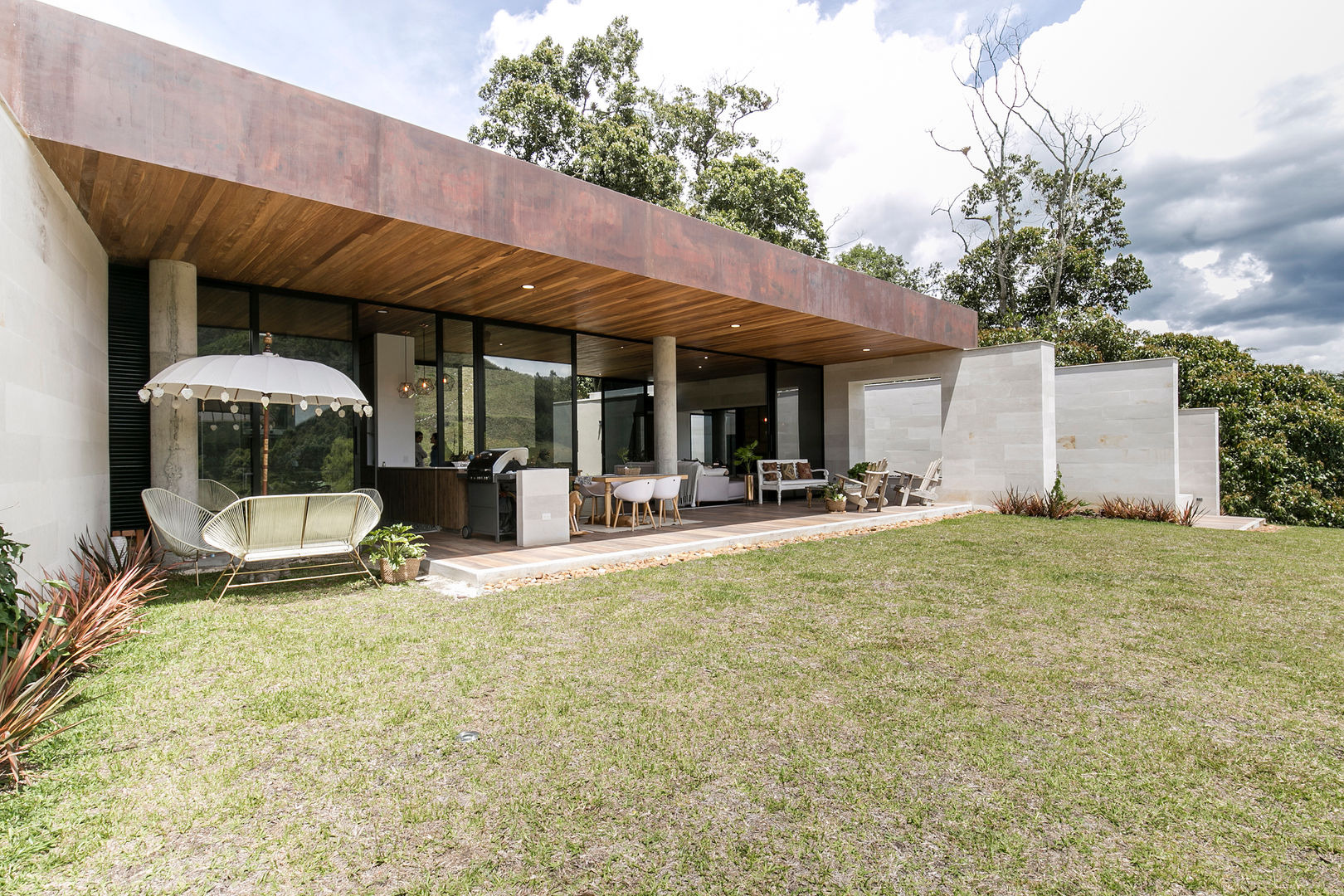 CASA ENTREMUROS, BASSICO ARQUITECTOS BASSICO ARQUITECTOS Nhà