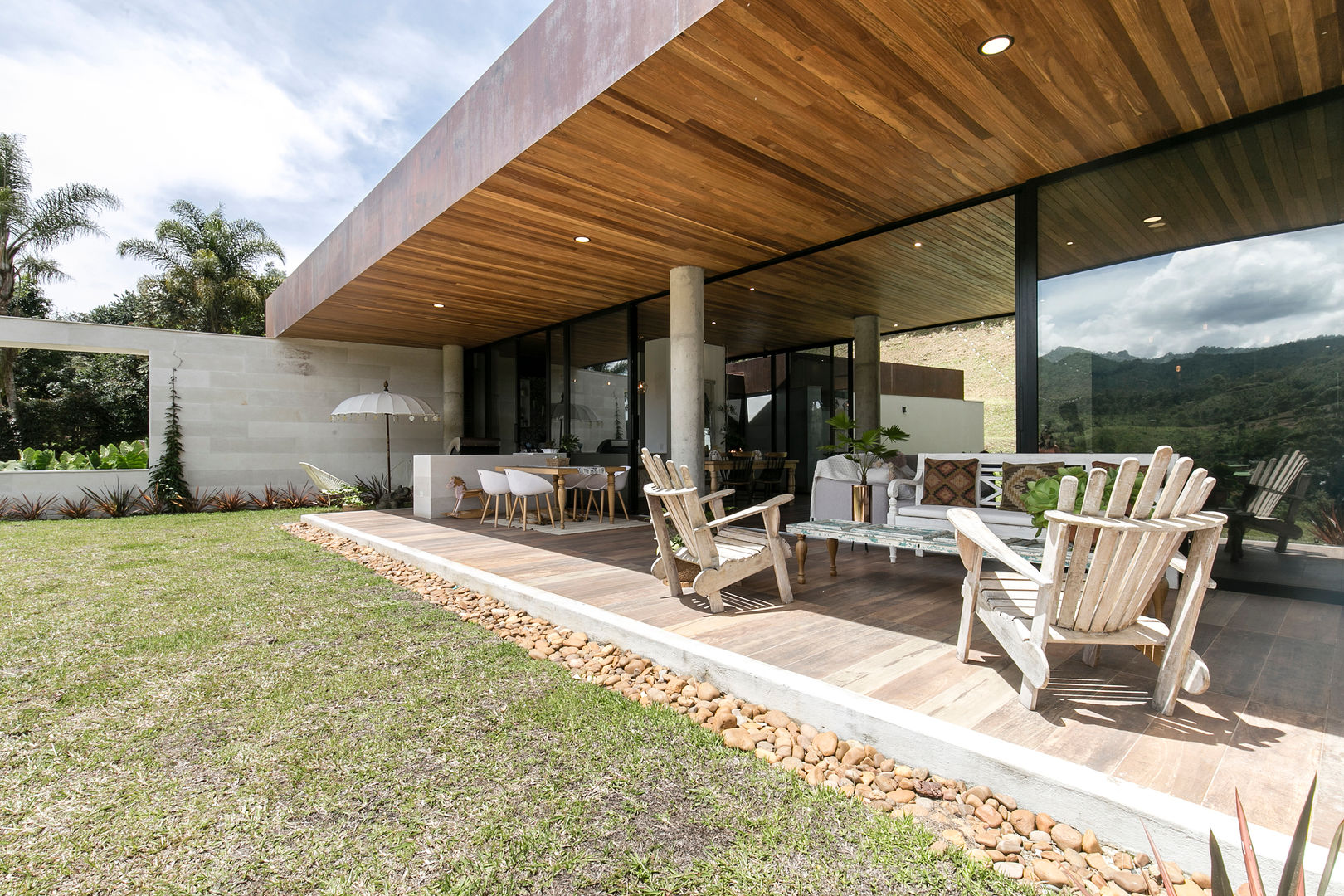 CASA ENTREMUROS, BASSICO ARQUITECTOS BASSICO ARQUITECTOS 모던스타일 발코니, 베란다 & 테라스 우드 우드 그레인