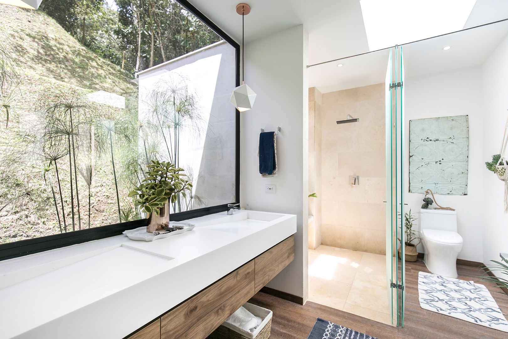 CASA ENTREMUROS, BASSICO ARQUITECTOS BASSICO ARQUITECTOS Modern style bathrooms Stone