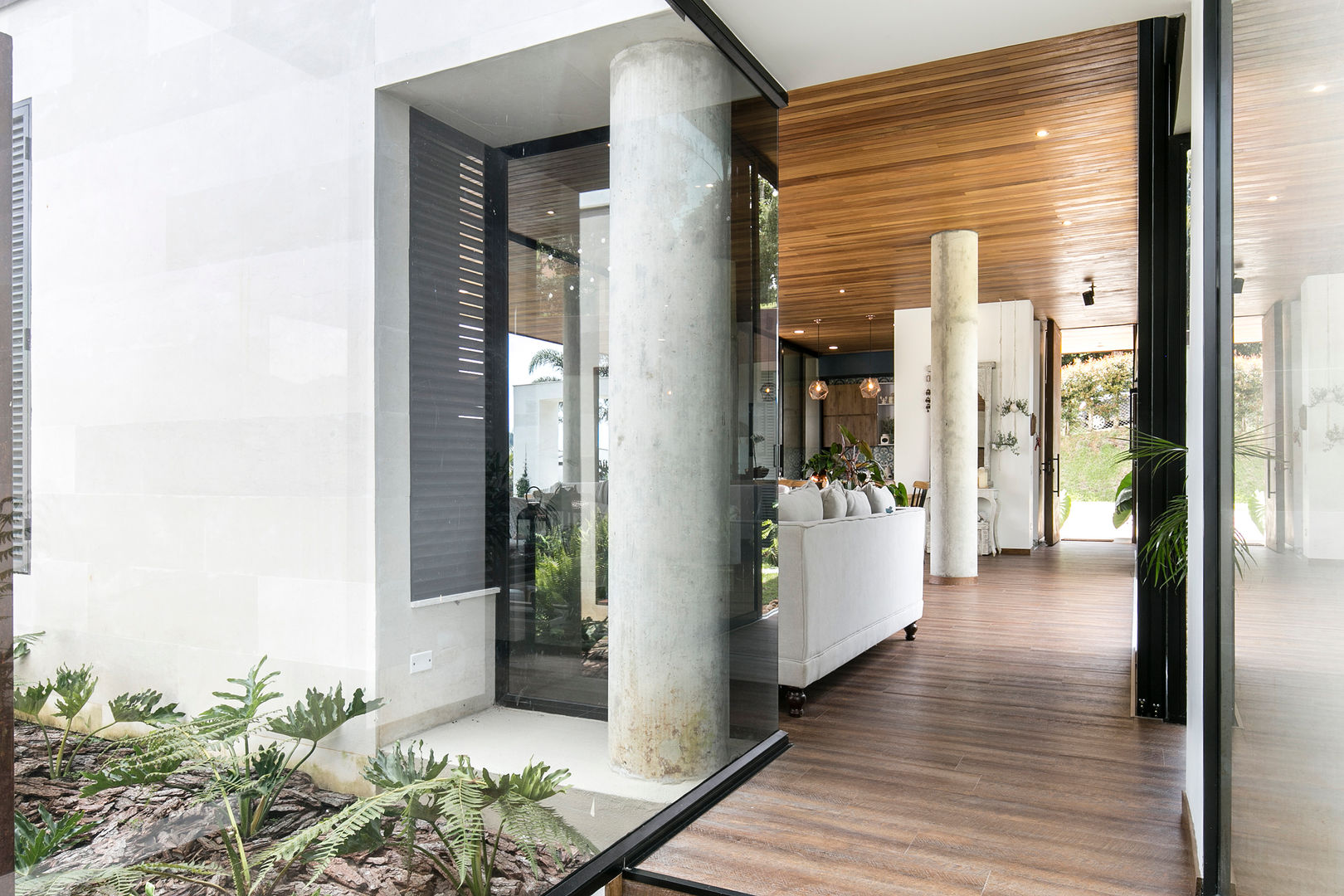 CASA ENTREMUROS, BASSICO ARQUITECTOS BASSICO ARQUITECTOS Modern corridor, hallway & stairs