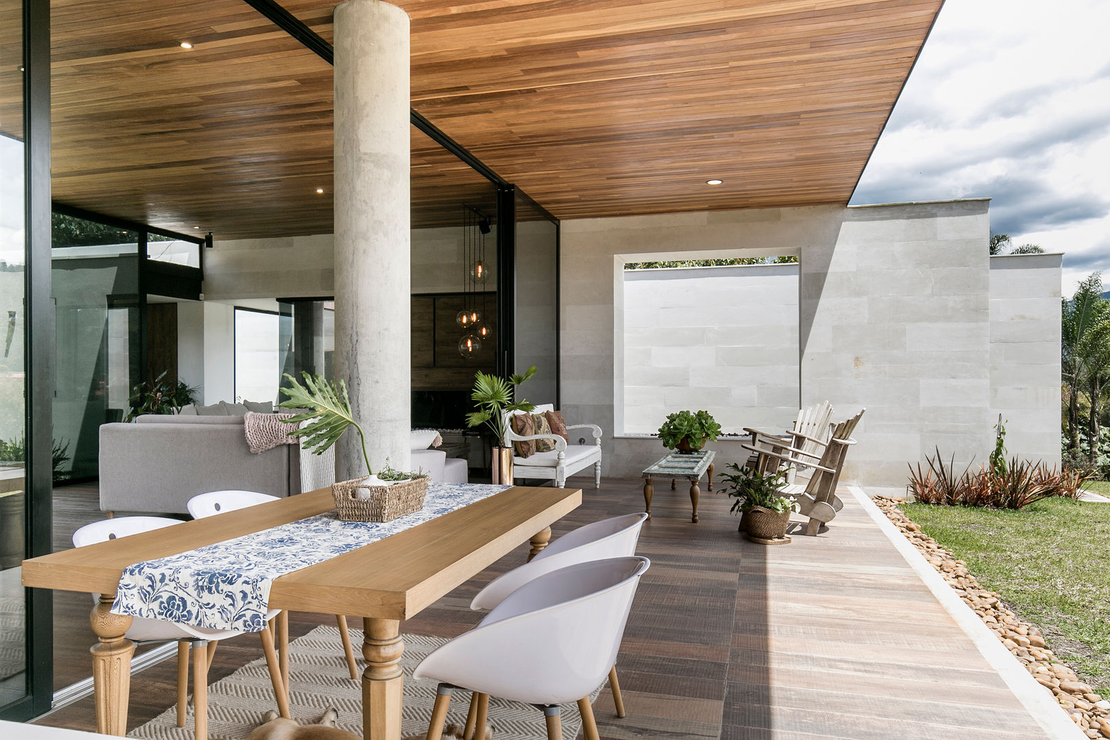 CASA ENTREMUROS, BASSICO ARQUITECTOS BASSICO ARQUITECTOS Modern balcony, veranda & terrace Wood Wood effect