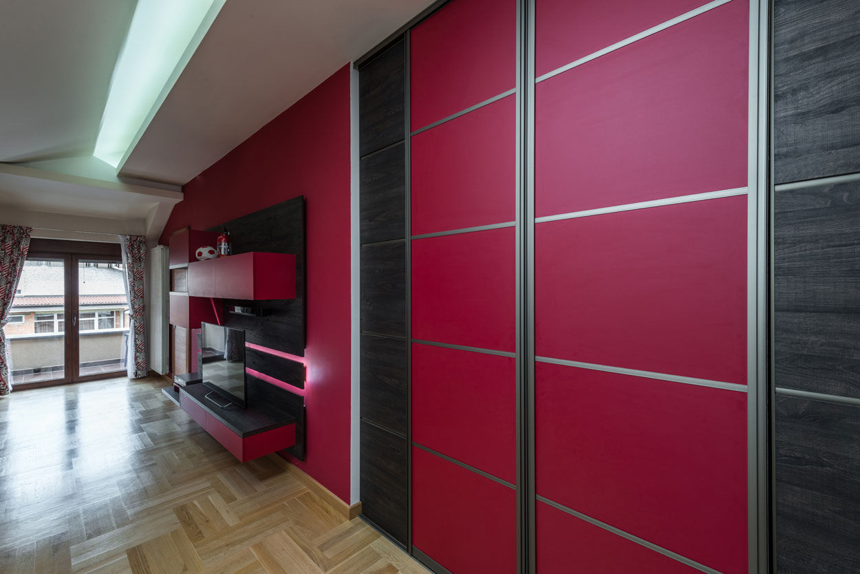 Modern Pink Sliding Door Wardrobes London Metro Wardrobes London Спальня в стиле модерн Шкафы для одежды и комоды