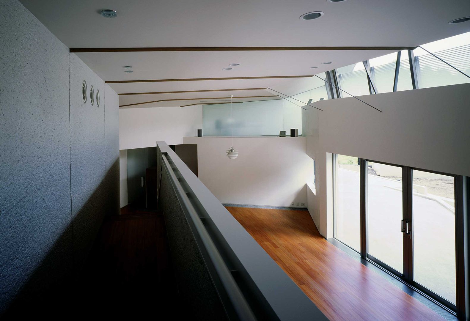 中軽井沢：原生林にいだかれ、暖炉のある伸びやかな住まい, JWA，Jun Watanabe & Associates JWA，Jun Watanabe & Associates Modern Living Room