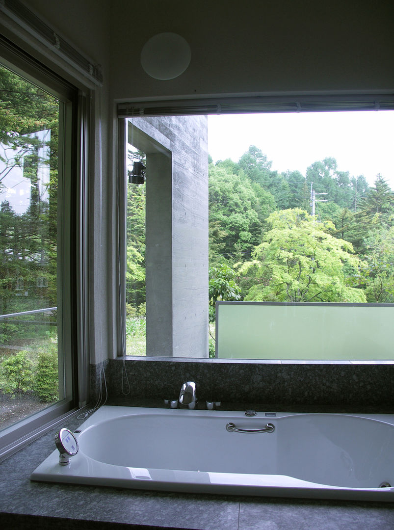 中軽井沢：原生林にいだかれ、暖炉のある伸びやかな住まい, JWA，Jun Watanabe & Associates JWA，Jun Watanabe & Associates Modern bathroom