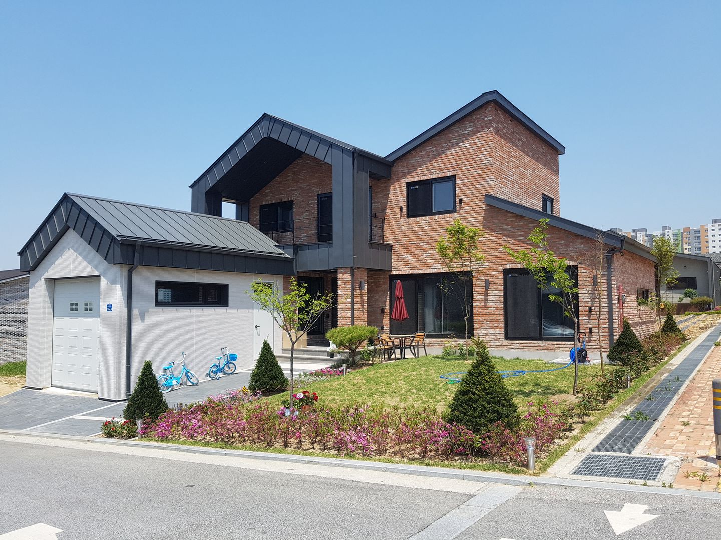 아이들을 위한 정원이있는 전원주택 청어람하우스, 주식회사 큰깃 주식회사 큰깃 Casas de campo