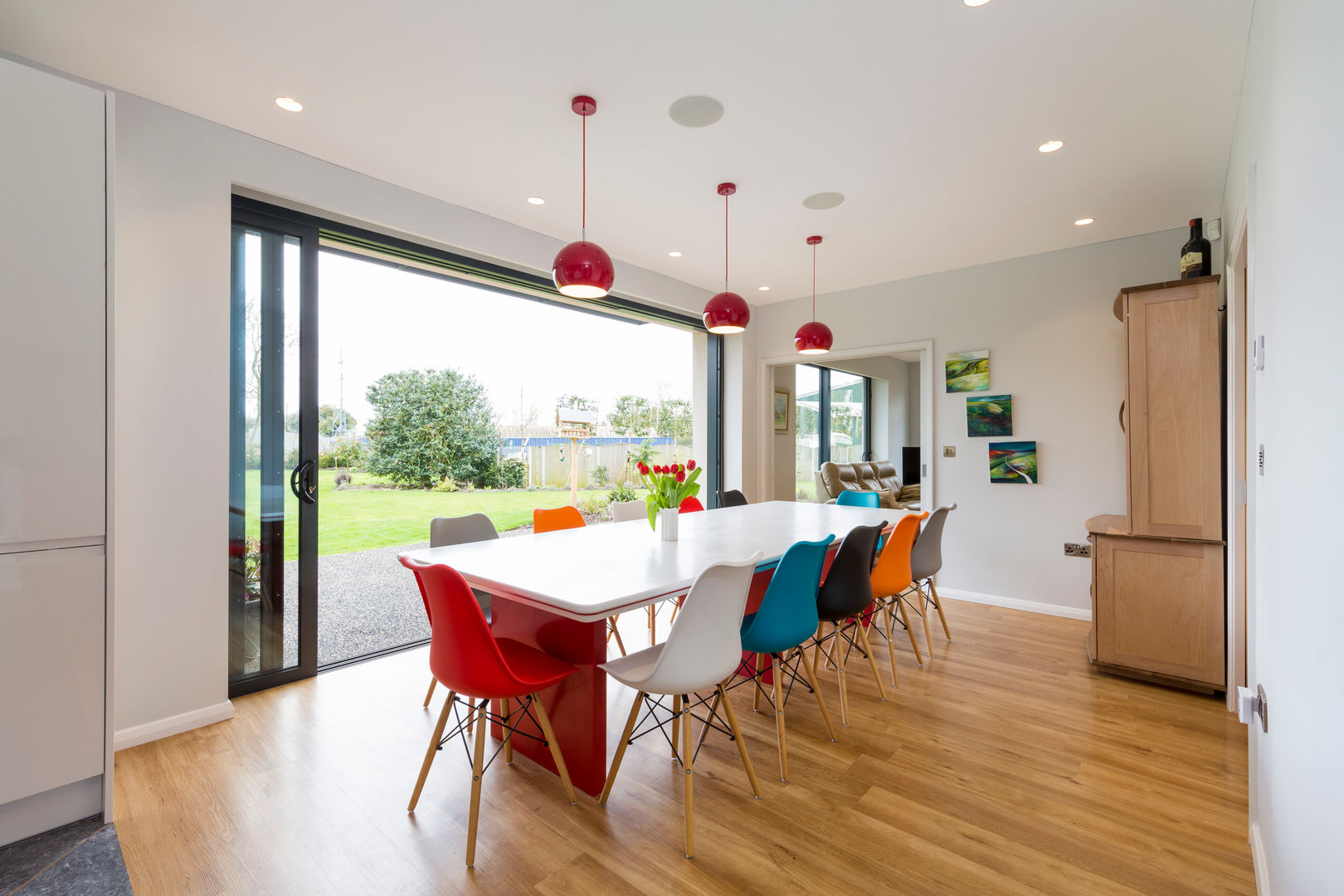 sliding doors Townscape Architects Salas de jantar modernas sliding doors,open into garden,flow to garden,amtico,wooden flooring,colourful chairscorr,bespoke table