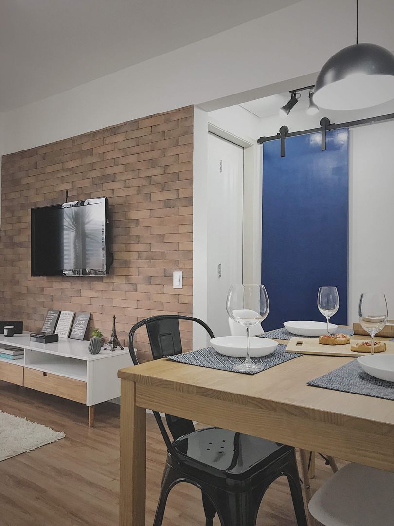Sala de Jantar e Estar - #CantoDaTata Design em Todo Canto Salas de estar industriais Tijolo tijolo,industrial,porta azul